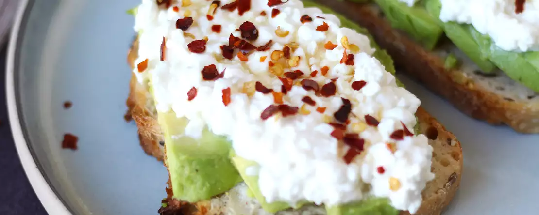 Toast med avokado och cottage cheese med kryddad honung