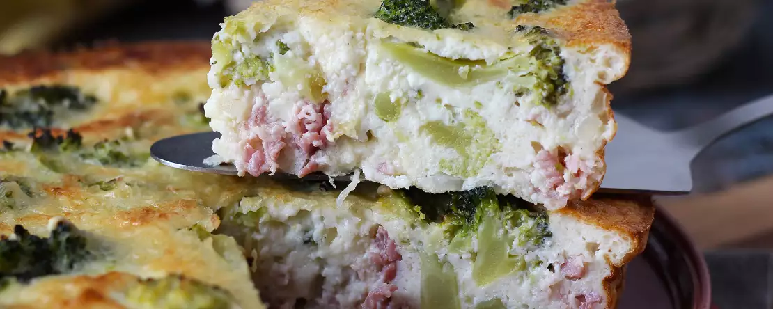 Broccolipaj utan pajskal med pancetta och cottage cheese