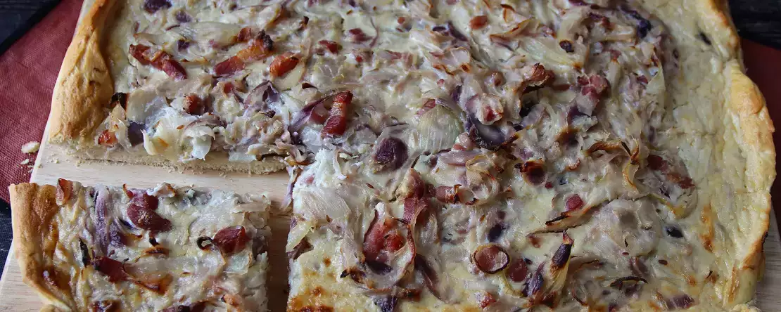 Zwiebelkuchen: den tyska lökpajen med mjukstekt lök och bacon