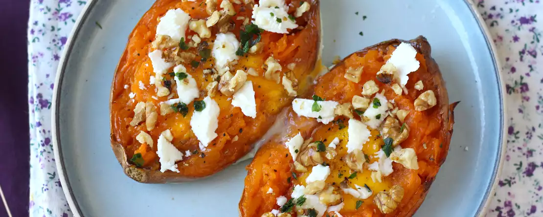 Rostad sötpotatis med ägg, fetaost, honung och valnötter