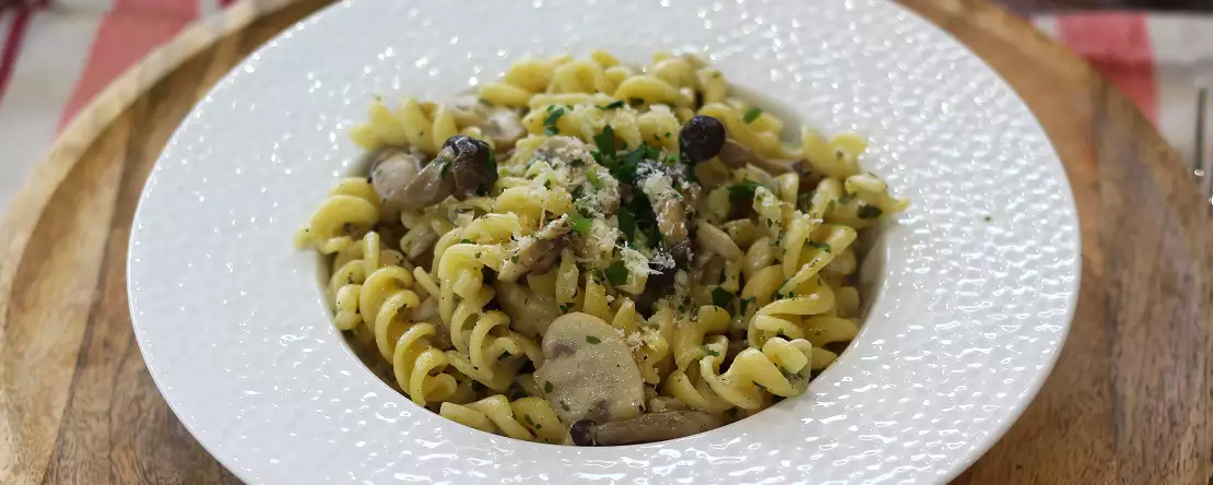 Pasta med shimeji och bruna champinjoner i krämig sås