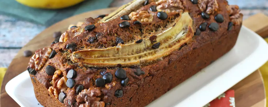 Veganskt bananbröd med miso, valnötter och choklad