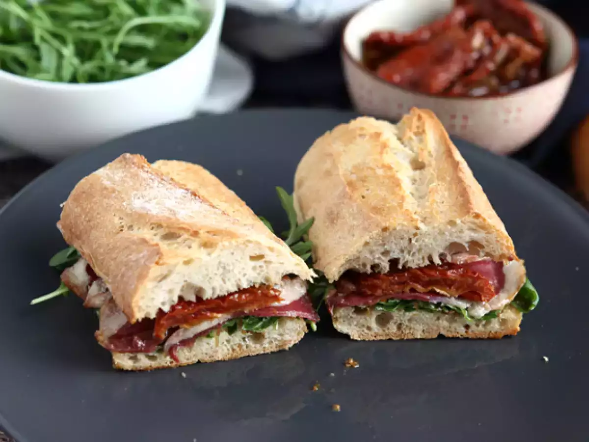 Recept Sandwich med rökt ankbröst, soltorkade tomater, ruccola och balsamvinäger