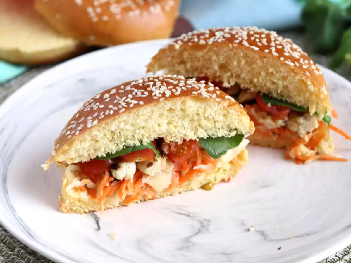 Recept Marinerad kycklingsmörgås med coleslaw, tomater och basilika
