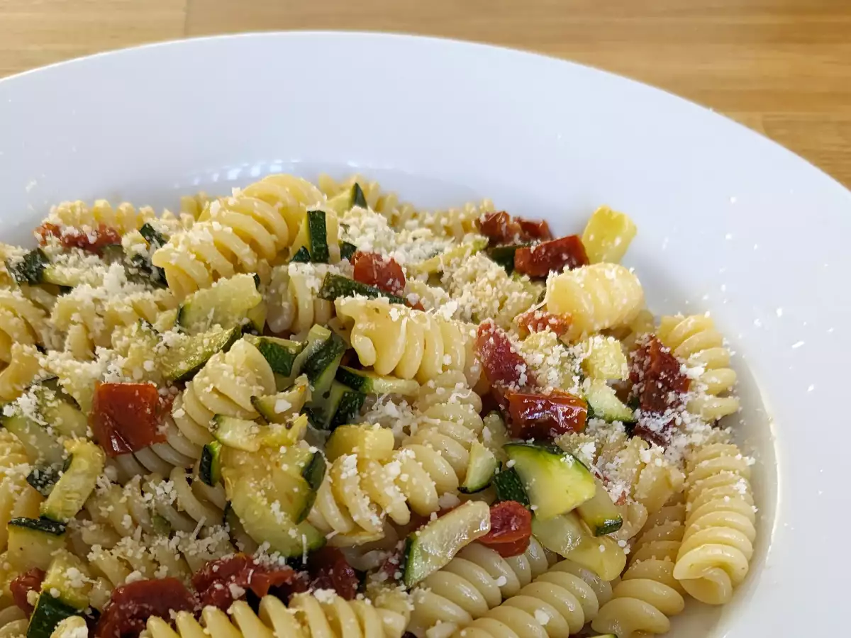 Recept Pasta med zucchini och soltorkade tomater: en snabb och god rätt!