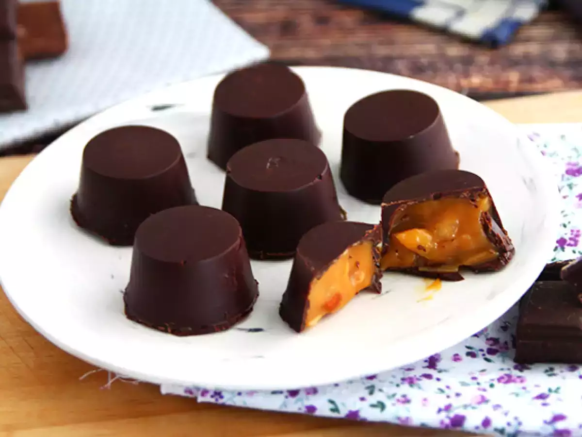 Recept Choklad fylld med saltad smörkola och mandel