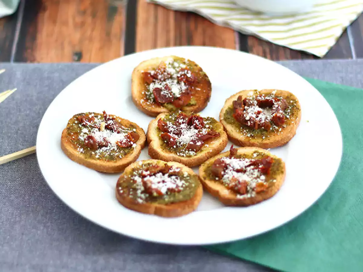 Recept Toast med pesto, parmesan och soltorkade tomater
