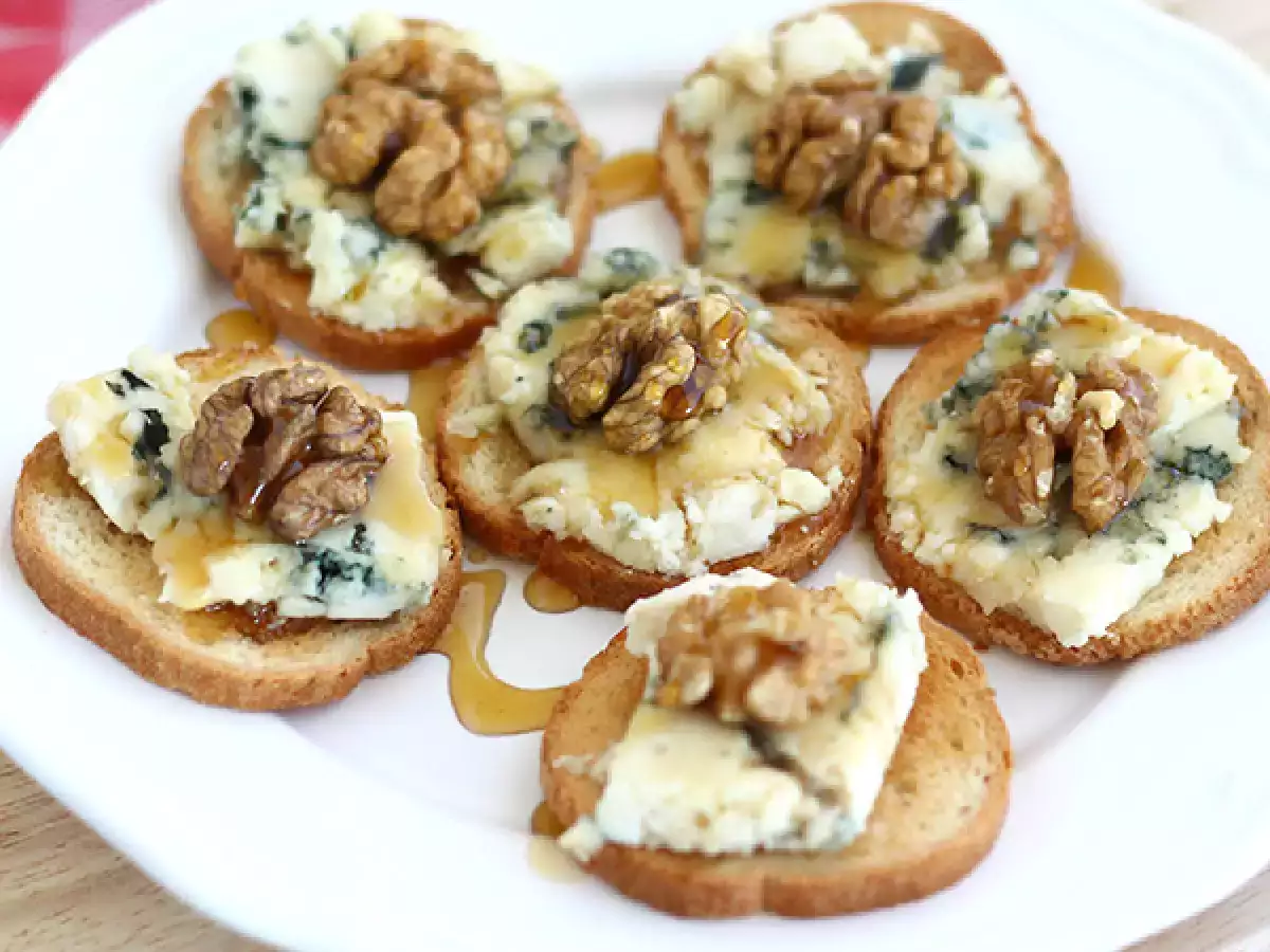 Recept Toast med roquefort, valnötter och honung