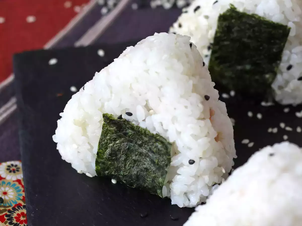 Recept Tonfisk onigiri, den lilla japanska triangulära rismackan - おにぎり