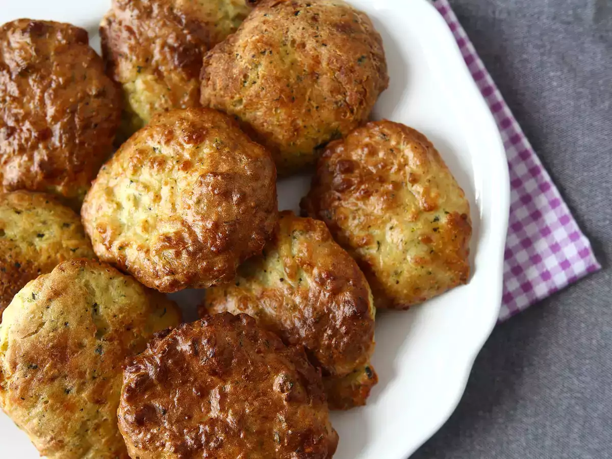 Recept Friterade zucchinifritters med yoghurt och fetaostsås