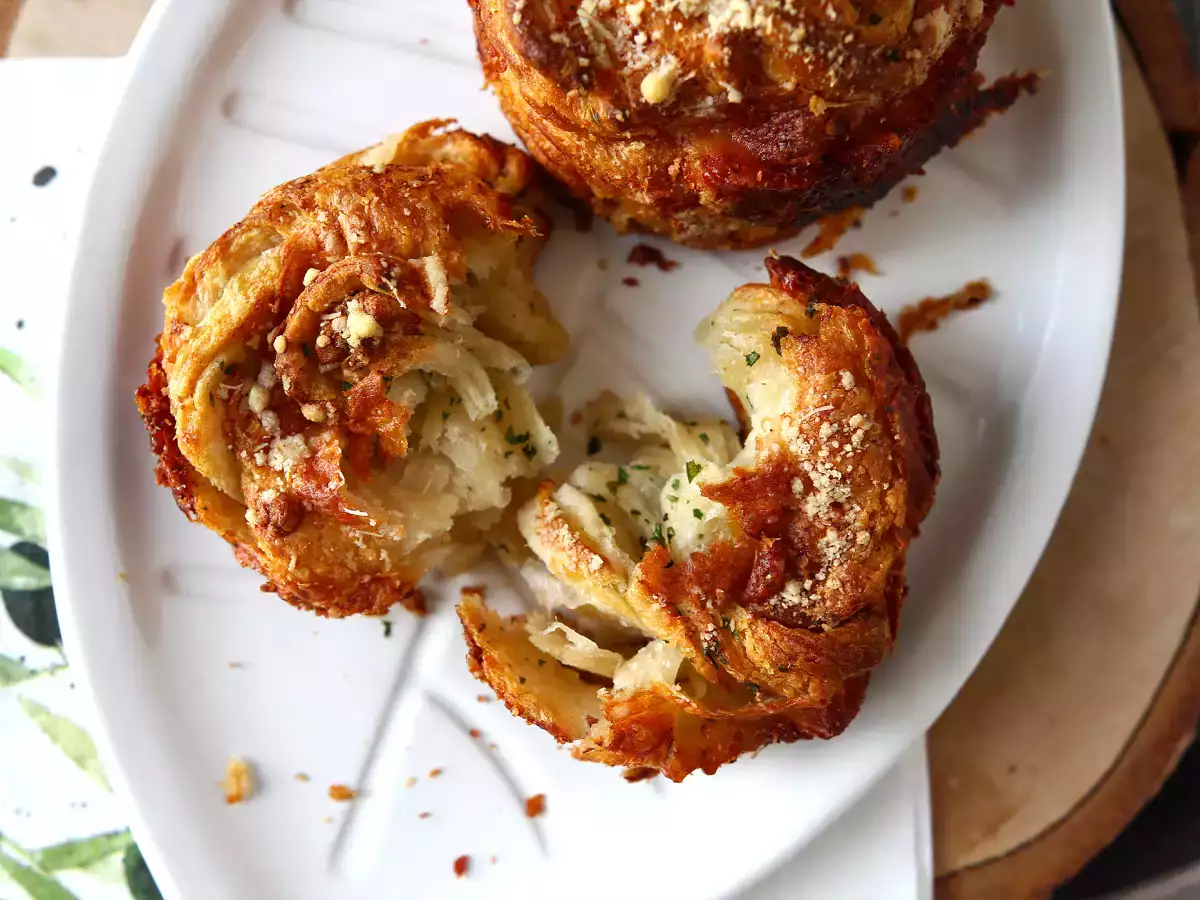 Recept Cruffins, en kombination av croissant och muffins, i det här fallet med parmesan- och mozzarellaost.