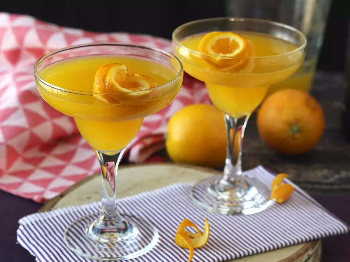 Recept Agua de valencia, en medelhavscocktail med cava och apelsin som du kan göra hemma.