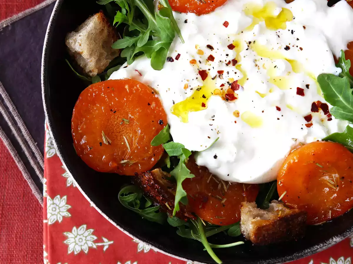 Recept Sallad med rostad aprikos, rucola och burrata
