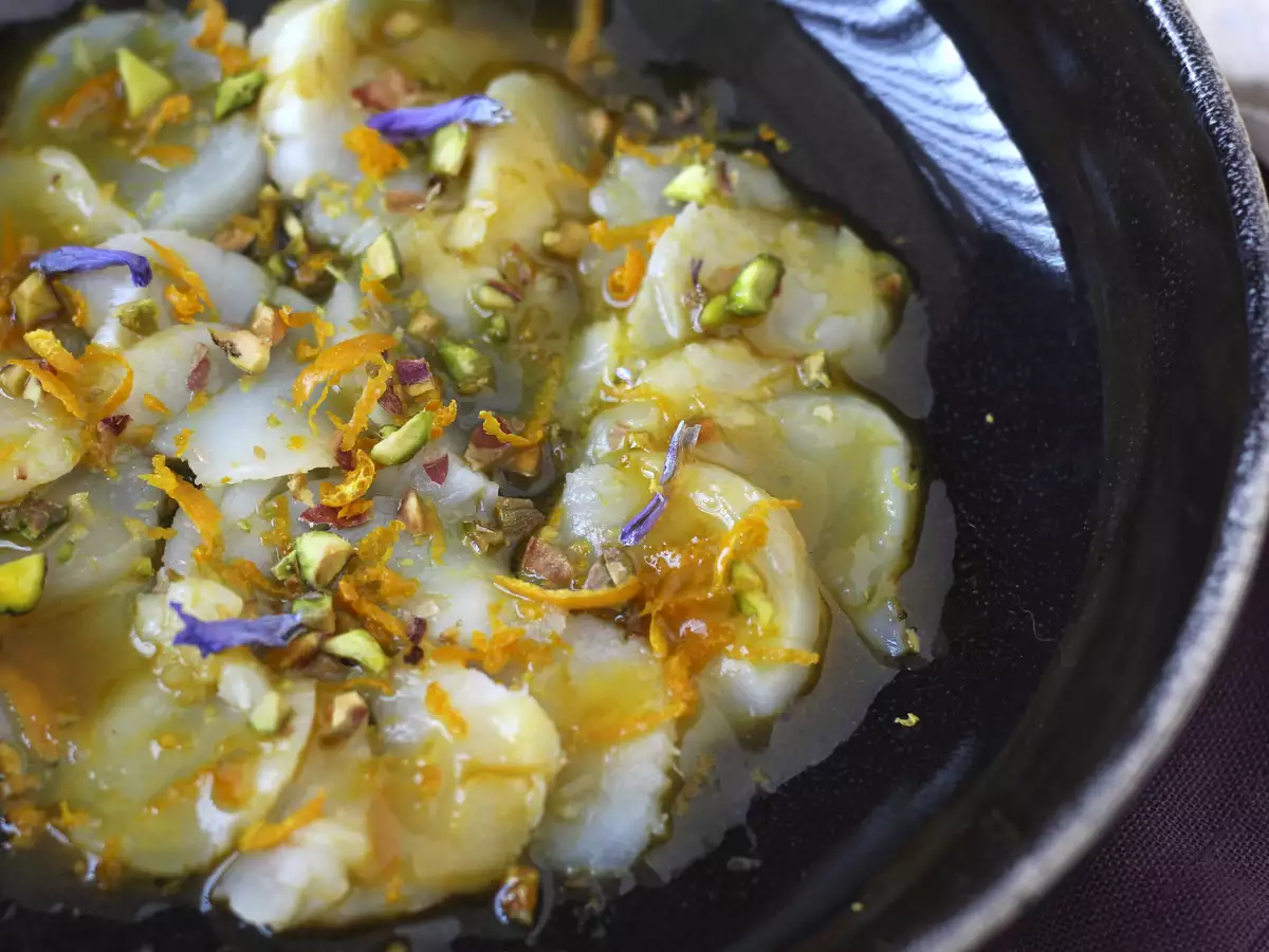 Recept Carpaccio av pilgrimsmusslor med citrusvinägrett och pistagenötter, en elegant och lättlagad förrätt