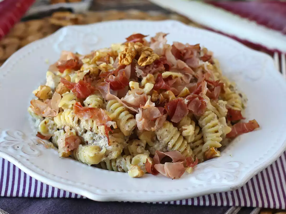 Recept Krämig pasta med radicchio, knaprigt bacon och valnötter: snabbt och oemotståndligt recept