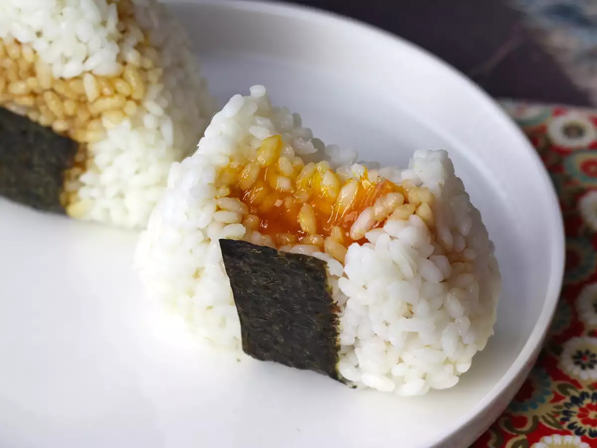 Recept Onigiri med äggulor konserverade i sojasås