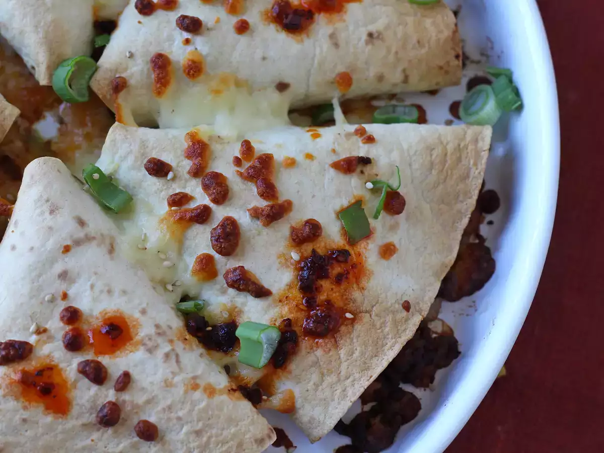 Recept Ugnsbakade tortillas med quesadillas och kryddig nötköttsfyllning