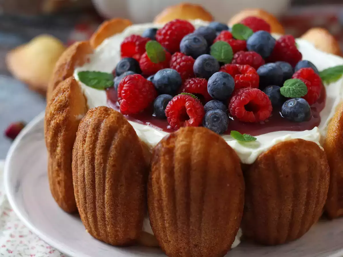 Recept Charlotte med röd frukt och madeleines
