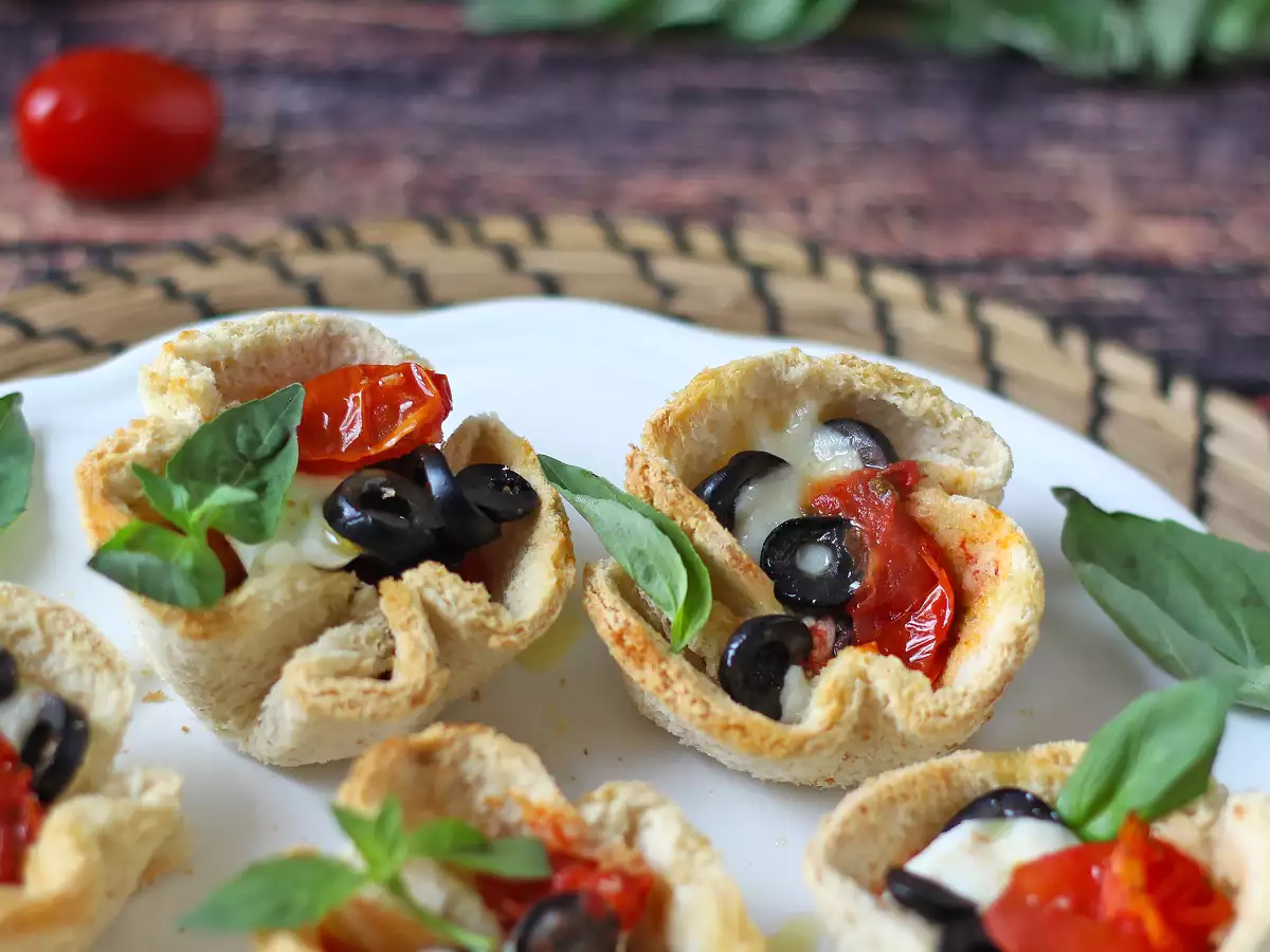 Recept Brödkorgar med mozzarella, körsbärstomater och svarta oliver