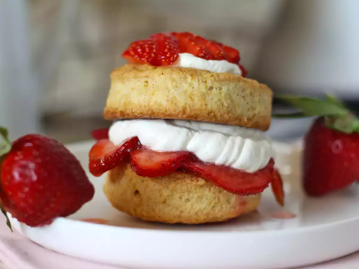 Recept Jordgubbstårta, den amerikanska jordgubbstårtan med grädde som aldrig slår fel