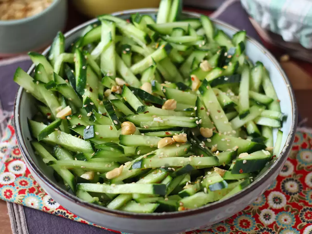 Recept Kryddig gurksallad med jordnötter