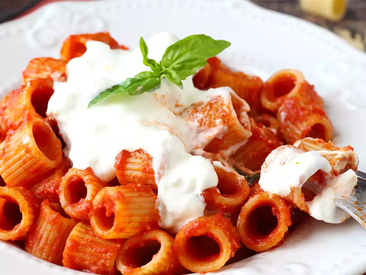 Recept Pasta med stracciatella och krämig tomat: första rätten klar på 10 minuter