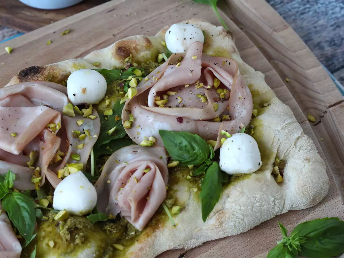 Recept Pinsa med pesto och mortadella, klar på 10 minuter!
