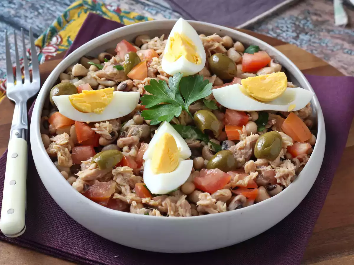 Recept Majsallad med tonfisk, ägg och oliver: den portugisiska klassikern!