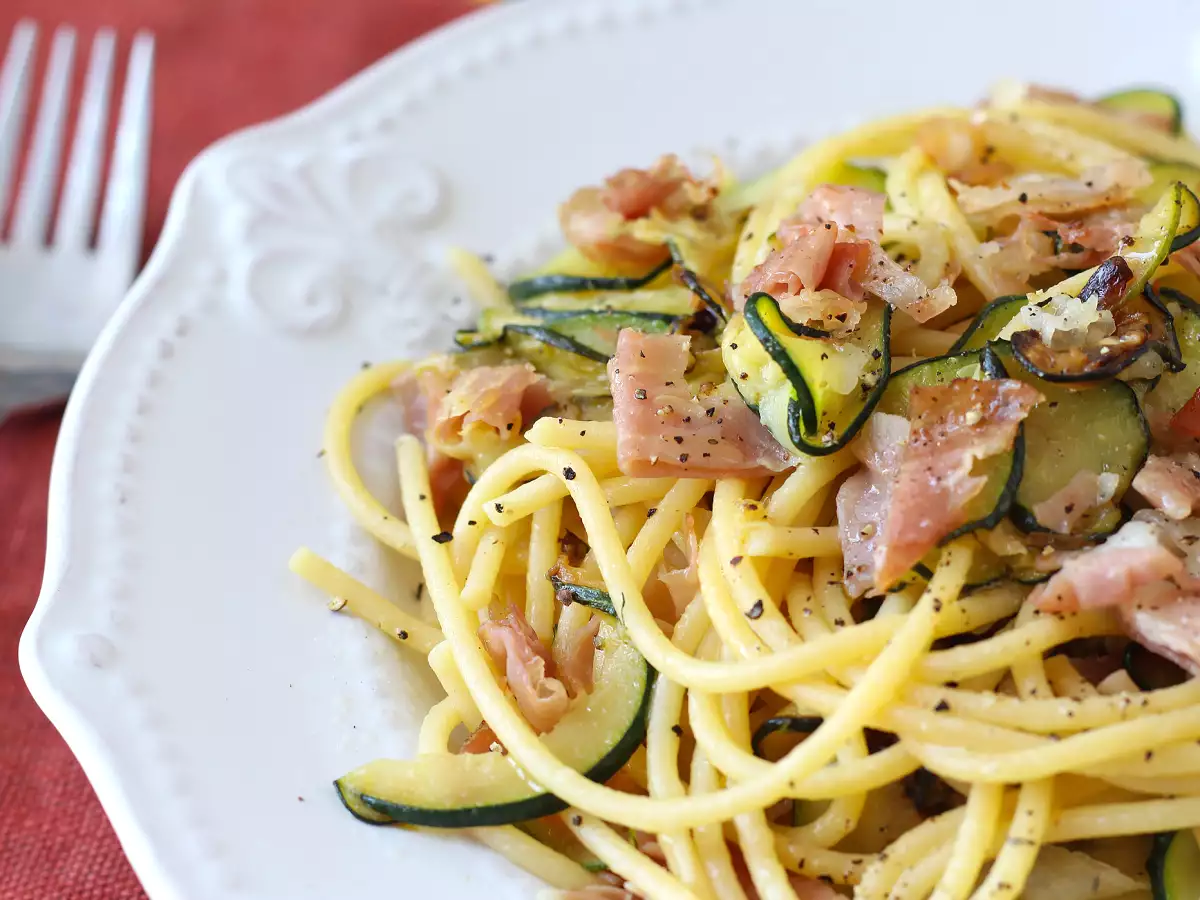 Recept Pasta med zucchini och krispig speck: ett enkelt recept som passar både till lunch och middag