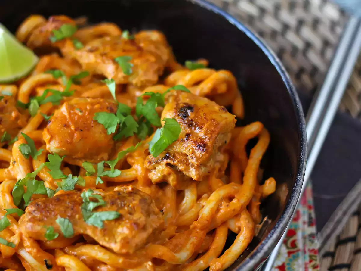 Recept Udon-nudlar med kyckling och en krämig thailändsk currysås