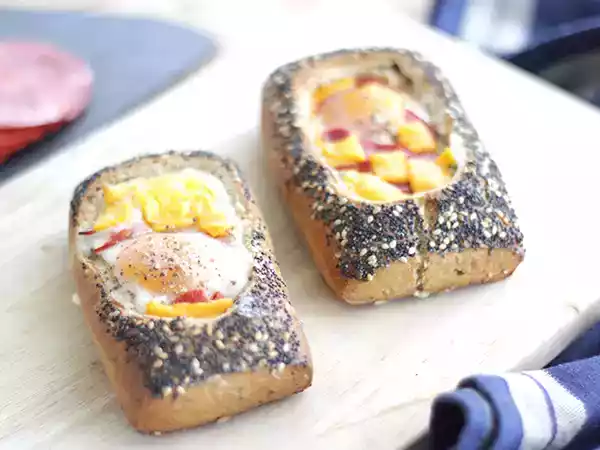 Recept Äggbåtar med chorizo och ost