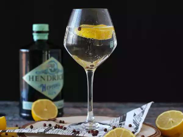 Recept Gin och tonic, den perfekta cocktailen för aperitifen!
