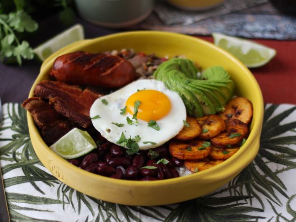 Recept Bandeja paisa, en colombiansk maträtt full av smak och tradition