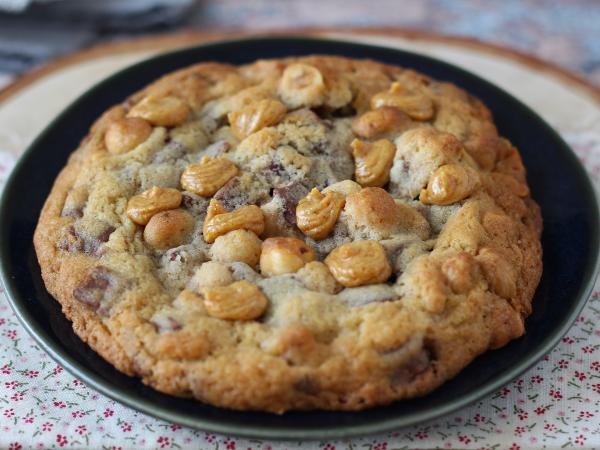 Recept Xxl hasselnöts-, mjölkchoklad- och pralinkakor