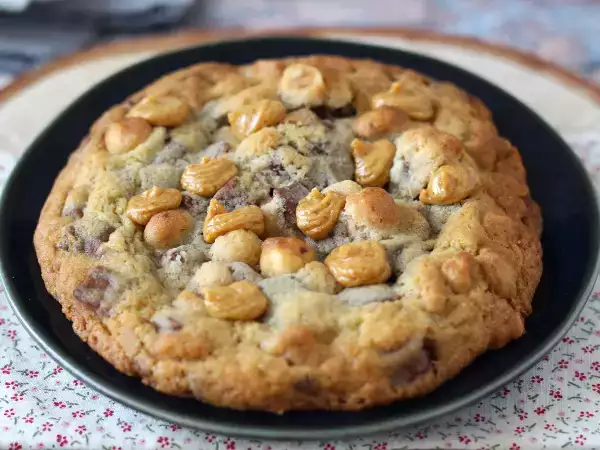 Recept Xxl hasselnöts-, mjölkchoklad- och pralinkakor