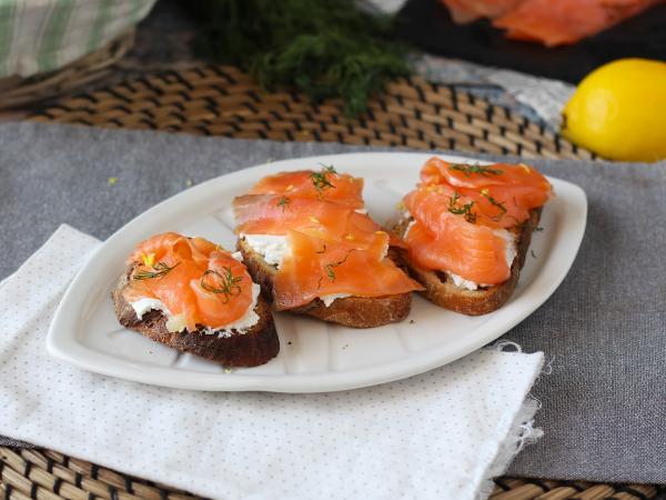 Recept Färsk getost och rökt lax på rostat bröd