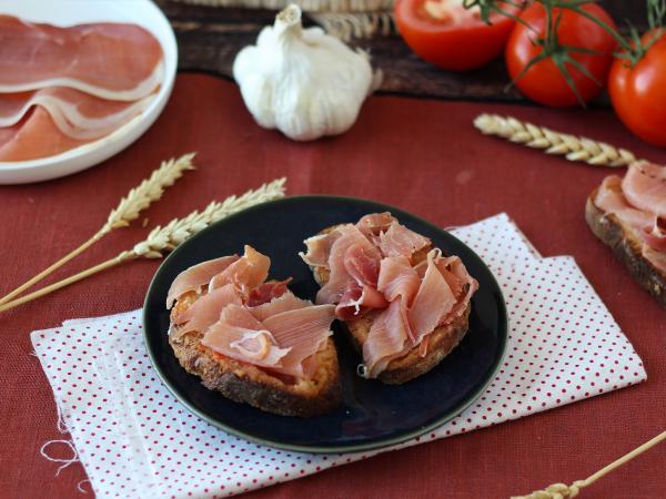 Recept Smörgåsar med tomat och serranoskinka