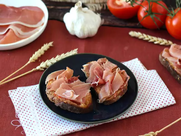 Recept Smörgåsar med tomat och serranoskinka