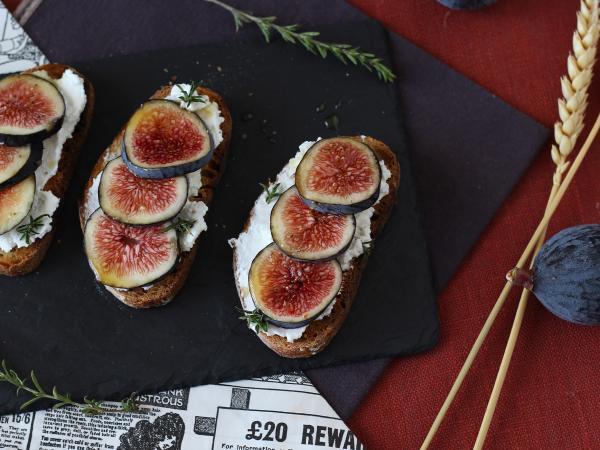 Recept Smörgåsar med fikon, färsk getost, honung och rosmarin
