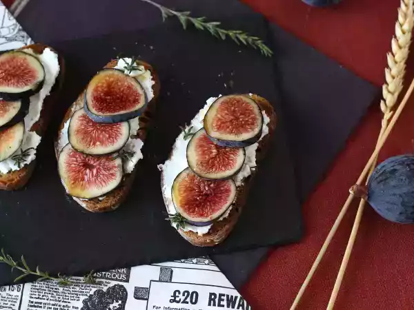 Recept Smörgåsar med fikon, färsk getost, honung och rosmarin