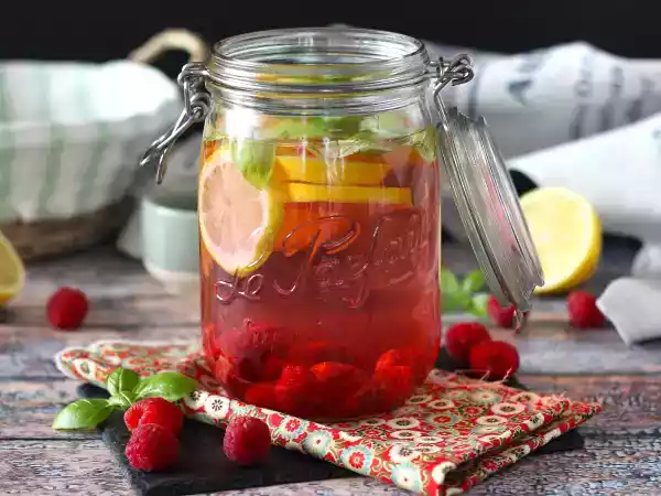 Recept Vatten med smak av citron, basilika och hallon