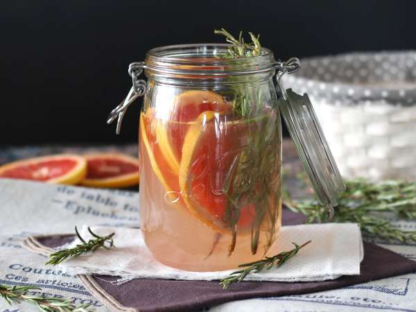Recept Vatten med smak av grapefrukt och rosmarin: en detoxdryck utan tillsatt socker