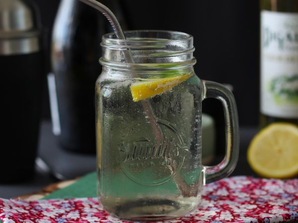 Recept Hugo spritz med flädersirap, en fräsch och söt cocktail