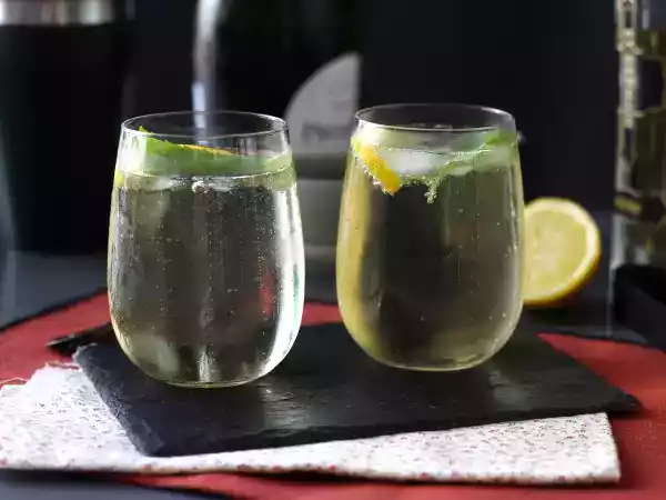 Recept Spritz st-germain med fläderblomslikör, den ultrafräscha cocktailen för sommaren