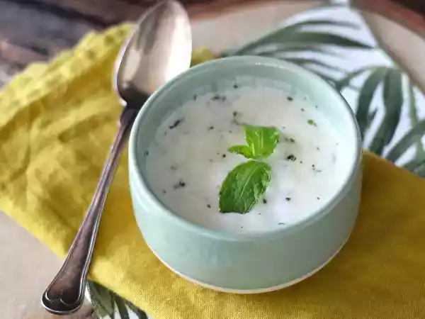 Recept Yoghurtsås till sallader och köttbullar