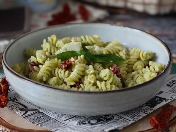 Recept Kall pasta med zucchinipesto, buffelmozzarella och soltorkade tomater