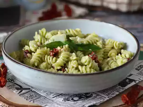 Recept Kall pasta med zucchinipesto, buffelmozzarella och soltorkade tomater