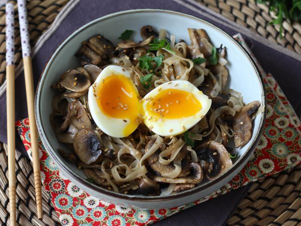 Recept Risnudlar med champinjoner och ett mjukkokt ägg!