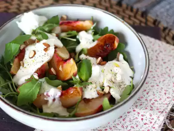 Recept Söt och salt sallad med rostade persikor, ruccola och burrata (söta sommarsmaker)