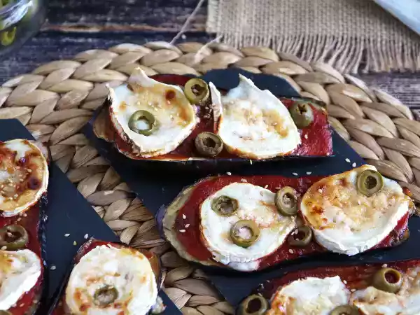 Recept Auberginetoast med tomat- och getostcoulis